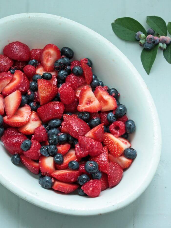 Summer berry meringues low carb