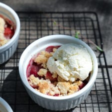 Keto Strawberry Crumble - Kohlenhydratarm